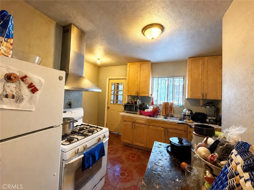 7833 Crocker Los Angeles, CA 90003