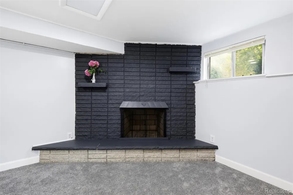 4661 Tuxedo Drive Warren City, MI 48092