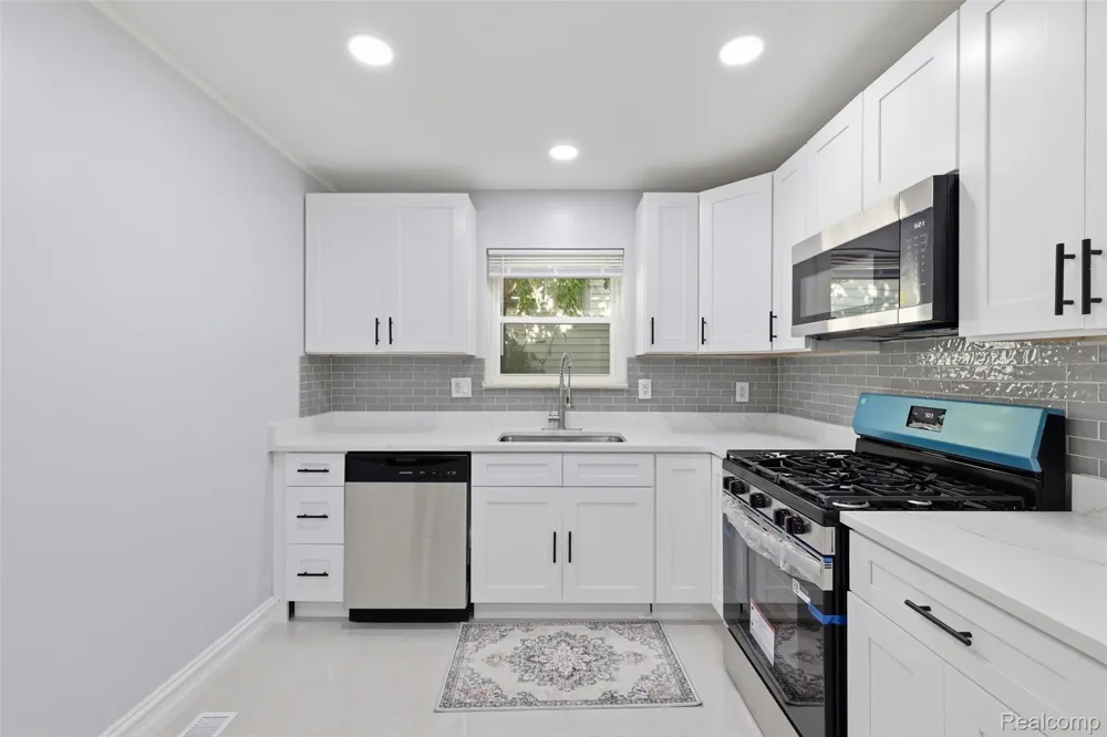 4661 Tuxedo Drive Warren City, MI 48092