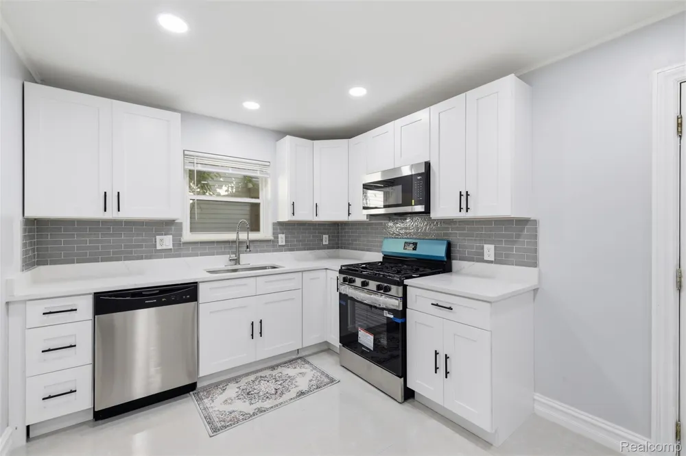 4661 Tuxedo Drive Warren City, MI 48092