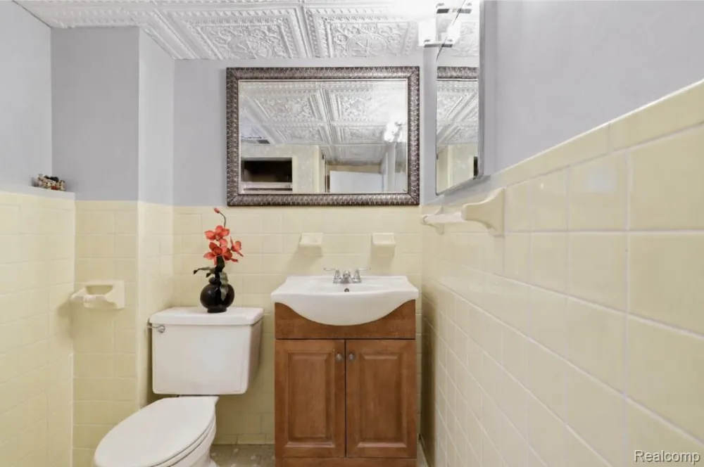 4661 Tuxedo Drive Warren City, MI 48092