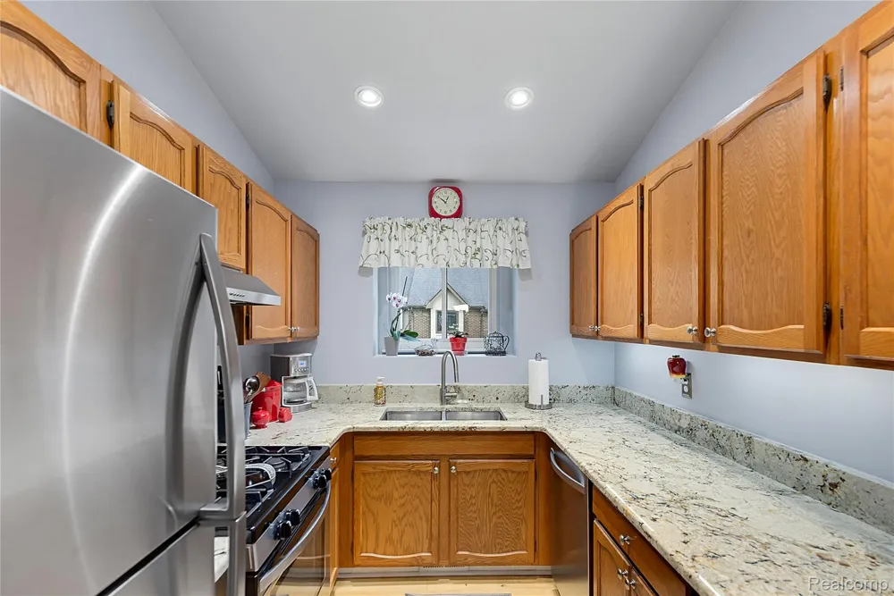 20473 Longwood Drive Clinton Charter Township, MI 48038