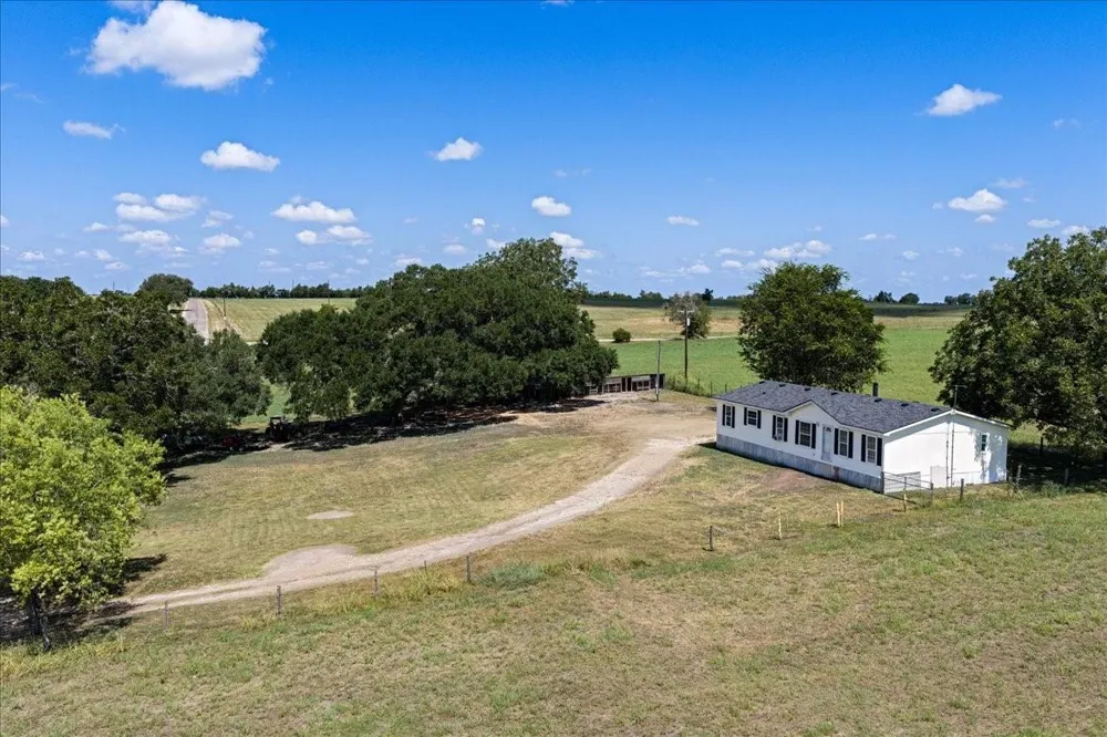 4852 Skull Creek Road Fayetteville, TX 78940
