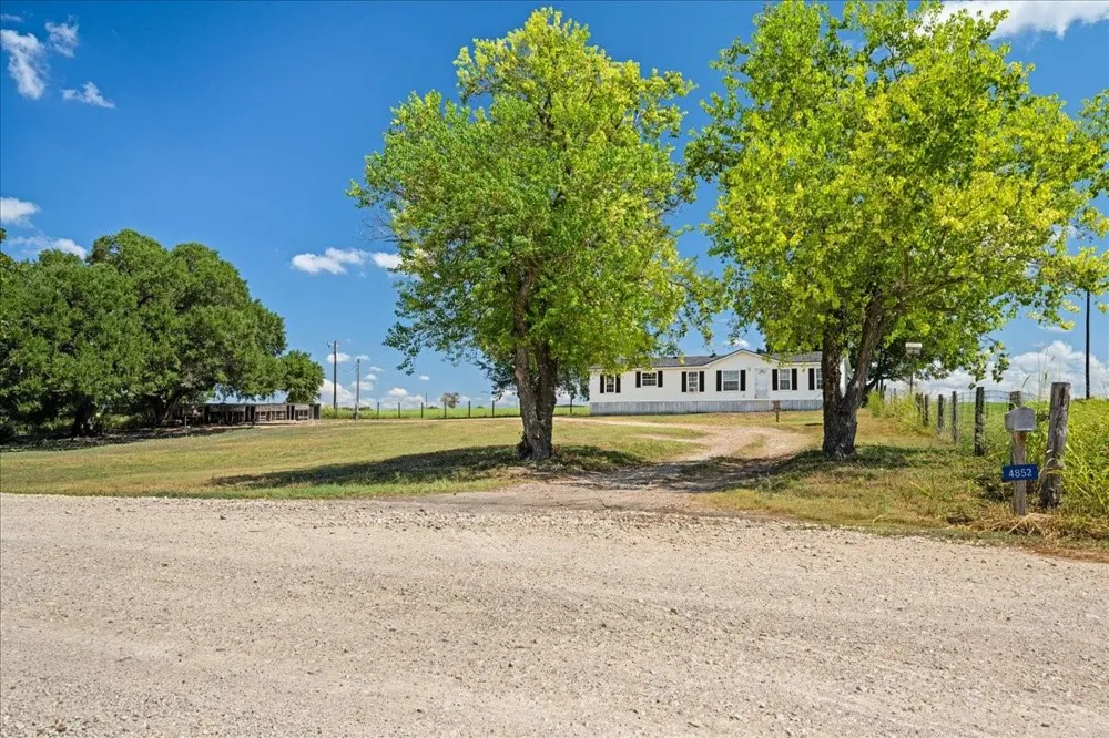 4852 Skull Creek Road Fayetteville, TX 78940