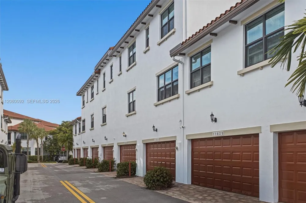 11621 SW 13th Ct Pembroke Pines, FL 33025