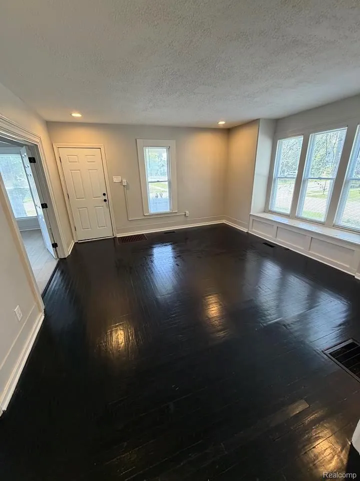 205 E Shadbolt Street Lake Orion Village, MI 48362
