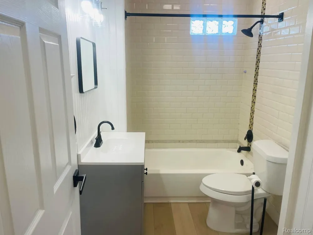 205 E Shadbolt Street Lake Orion Village, MI 48362