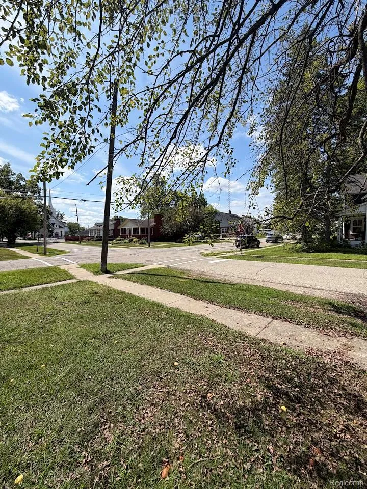 205 E Shadbolt Street Lake Orion Village, MI 48362
