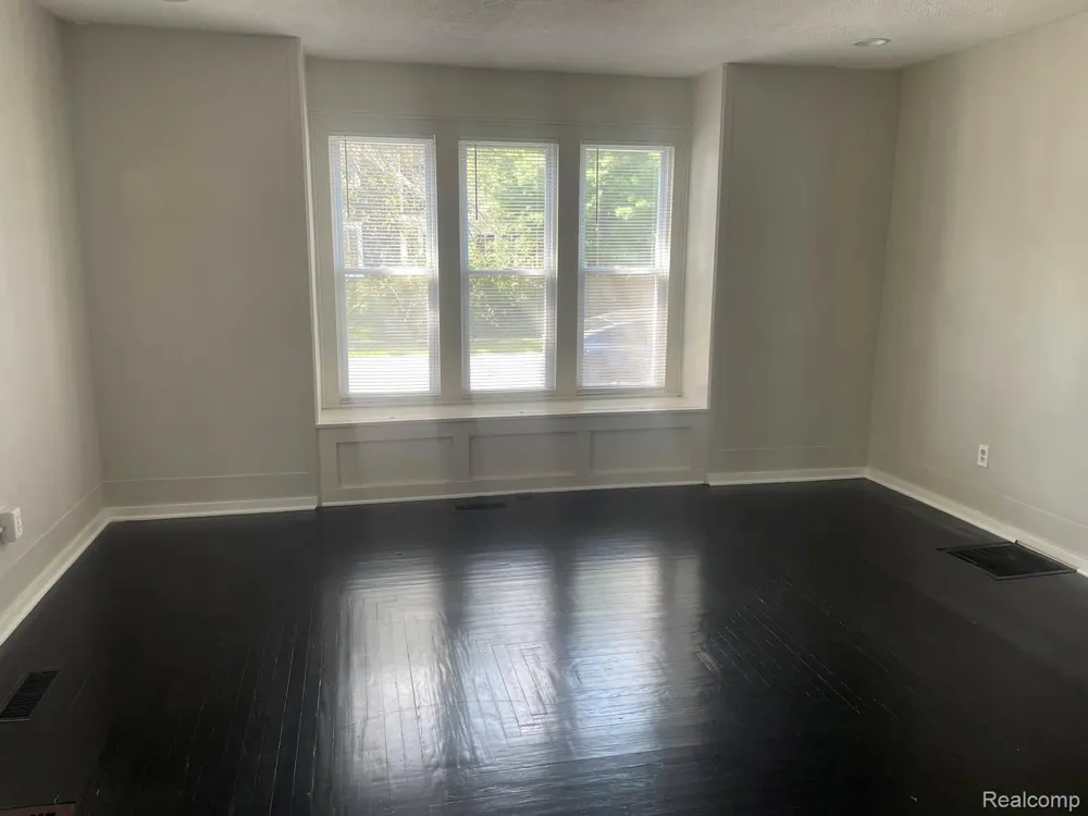 205 E Shadbolt Street Lake Orion Village, MI 48362