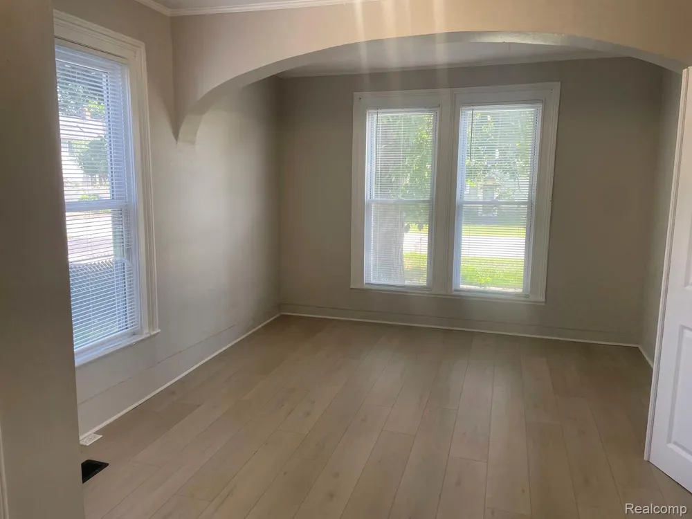 205 E Shadbolt Street Lake Orion Village, MI 48362