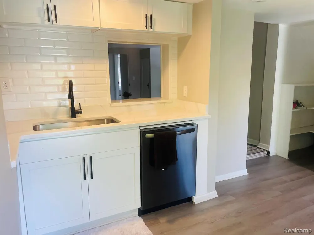 205 E Shadbolt Street Lake Orion Village, MI 48362