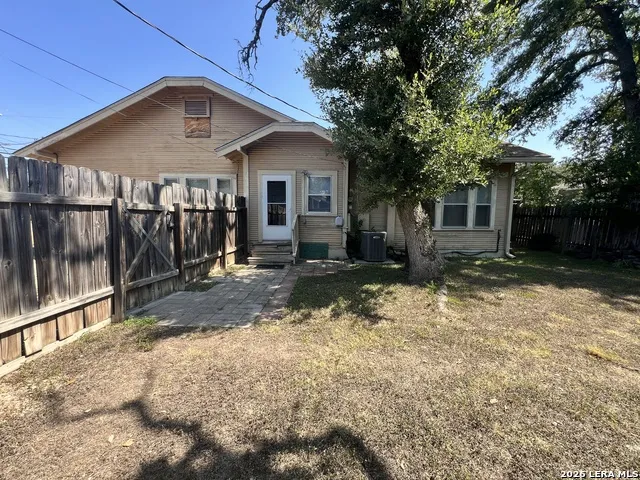 229 TRAVIS ST Unit 2 Kerrville, TX 78028