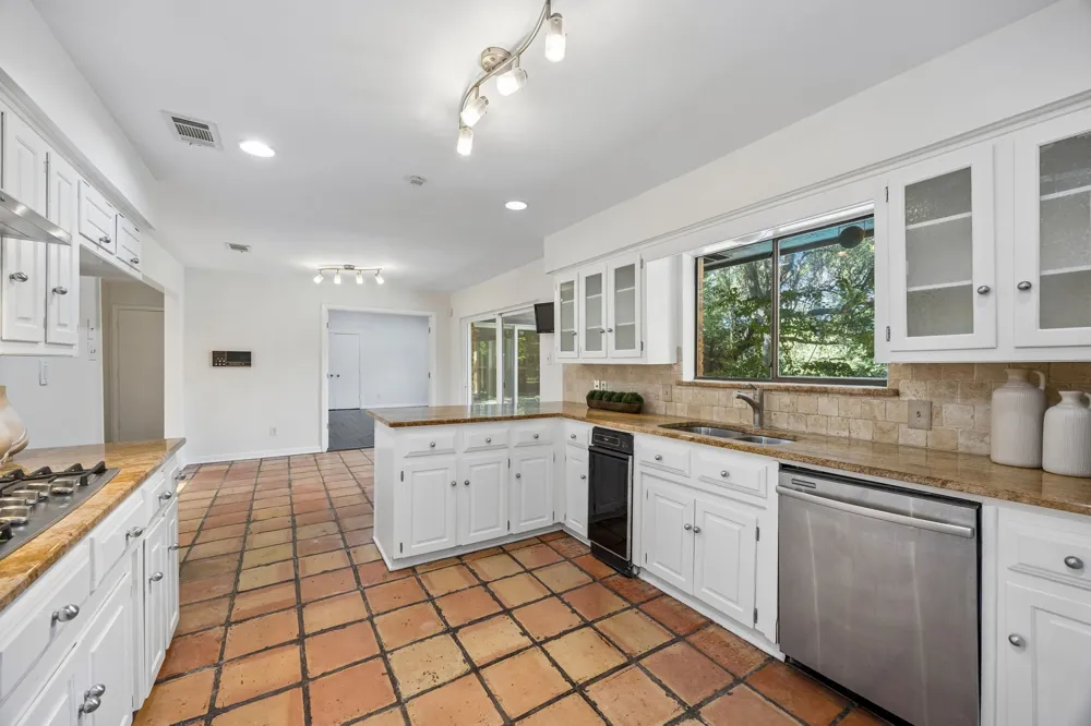 6542 Clearhaven Circle Dallas, TX 75248
