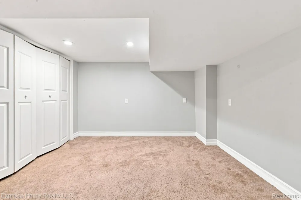 29737 Malvina Drive Warren City, MI 48088