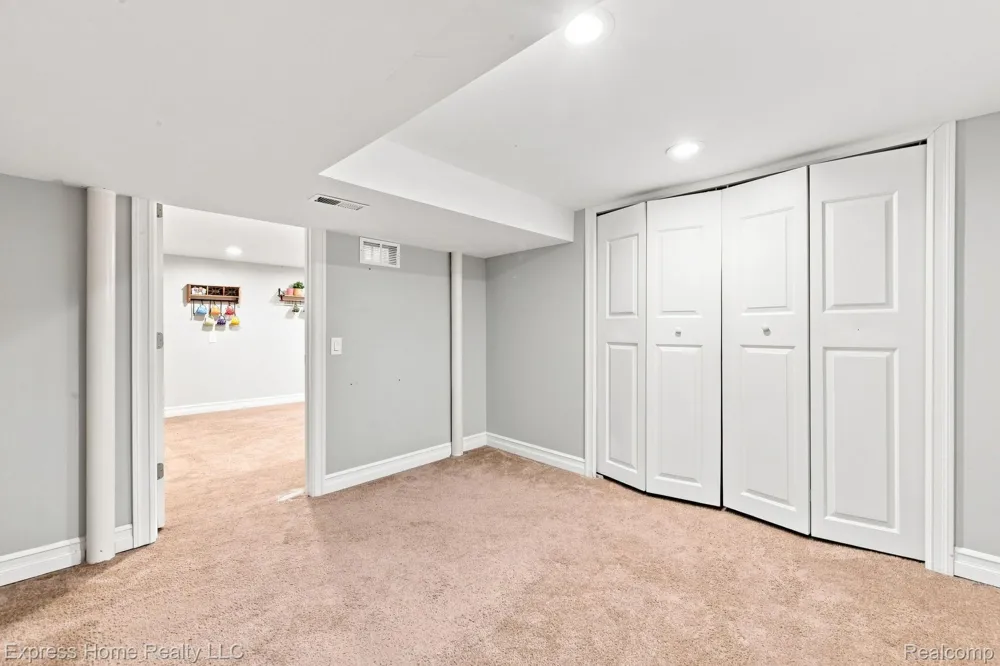 29737 Malvina Drive Warren City, MI 48088