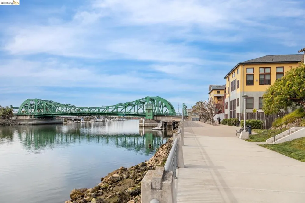 2875 Glascock #209 Oakland, CA 94601