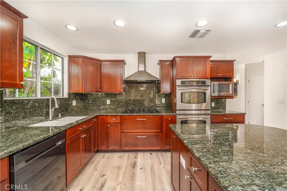 23812 Archwood West Hills, CA 91307