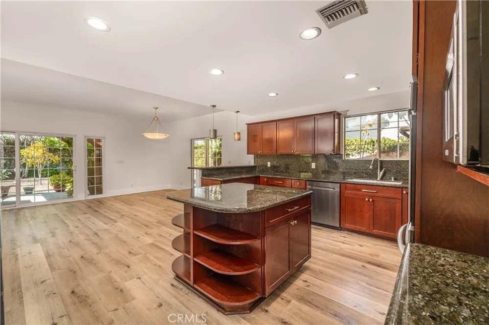 23812 Archwood West Hills, CA 91307