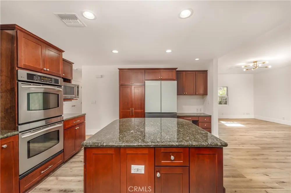 23812 Archwood West Hills, CA 91307