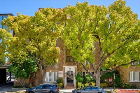 228 S Kenwood Street #402