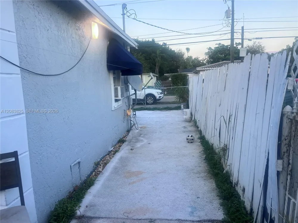 5714 NW 21th ave. Miami, FL 33142