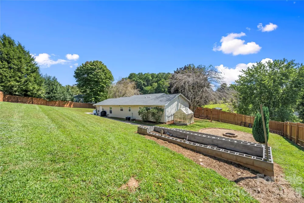 12 Sydney Lane Asheville, NC 28806