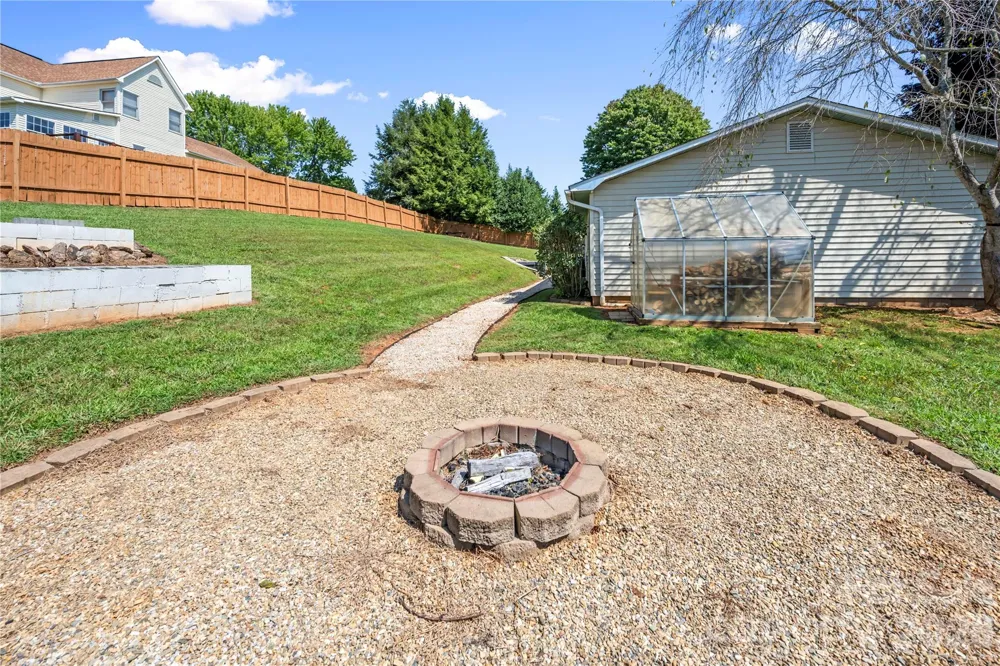 12 Sydney Lane Asheville, NC 28806