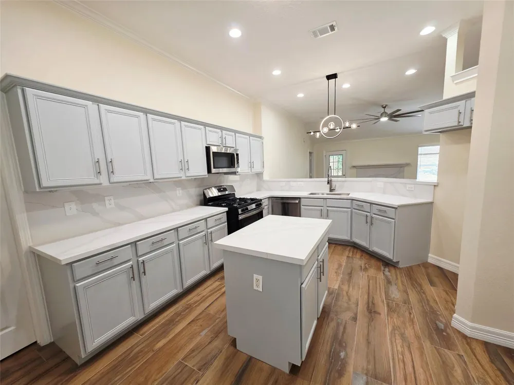 911 Beechgrove Drive Webster, TX 77058