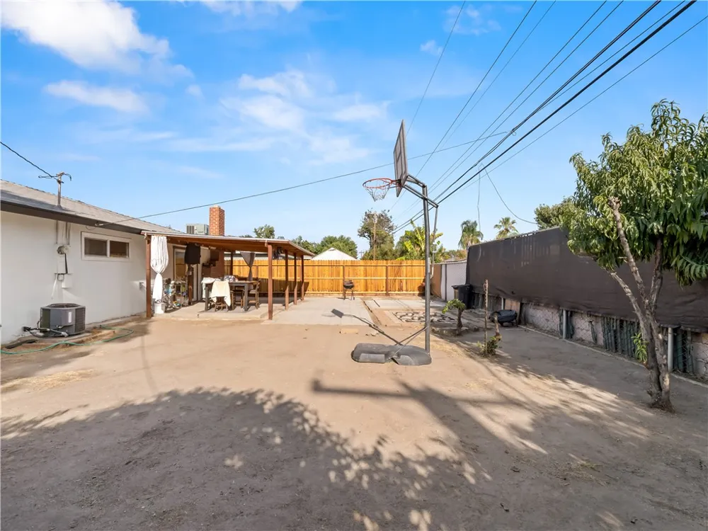 2984 E Norwich Fresno, CA 93726