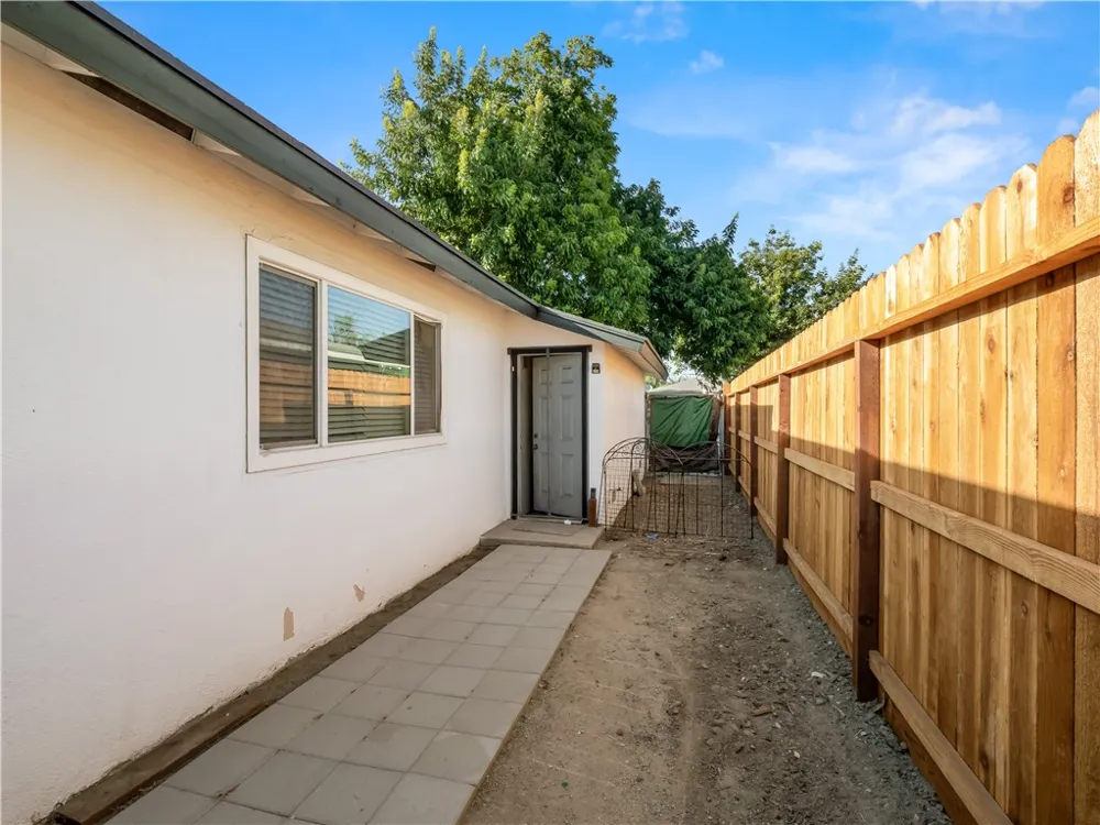 2984 E Norwich Fresno, CA 93726