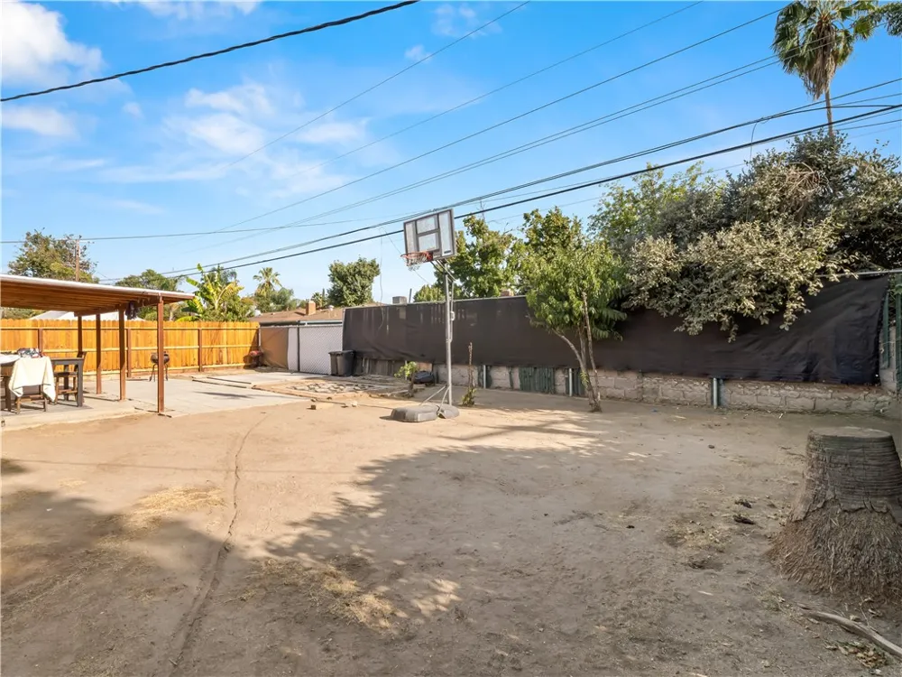 2984 E Norwich Fresno, CA 93726