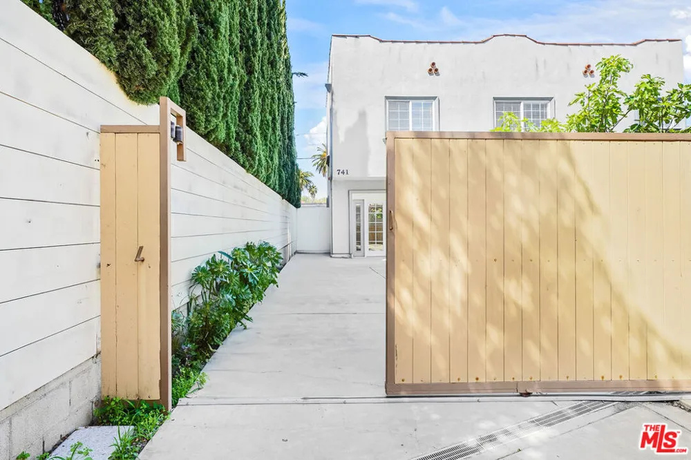741 Las Palmas Avenue Los Angeles, CA 90038