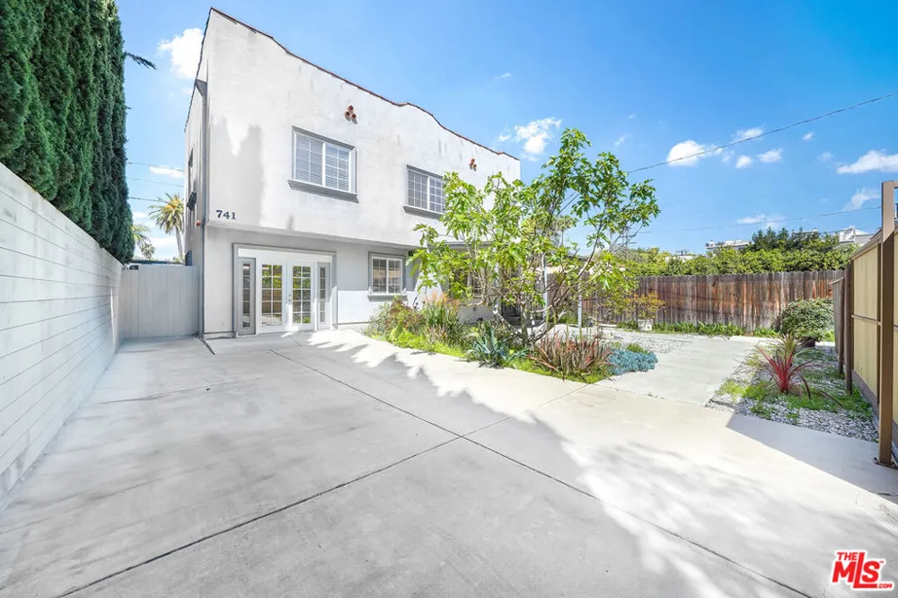 741 Las Palmas Avenue Los Angeles, CA 90038