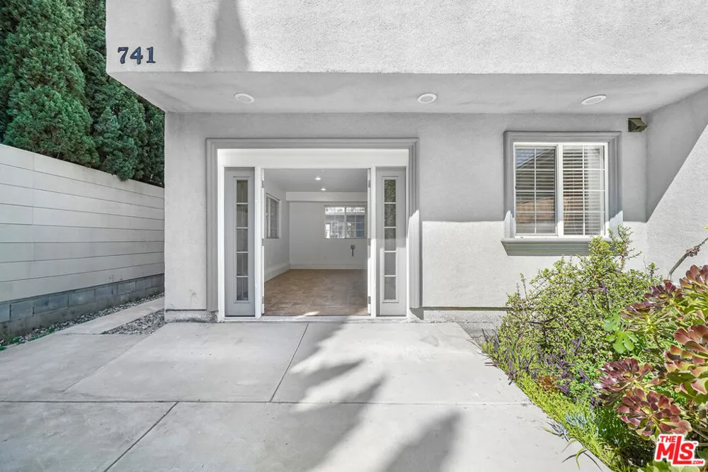 741 Las Palmas Avenue Los Angeles, CA 90038