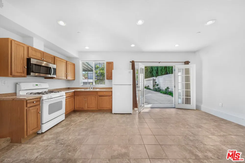 741 Las Palmas Avenue Los Angeles, CA 90038