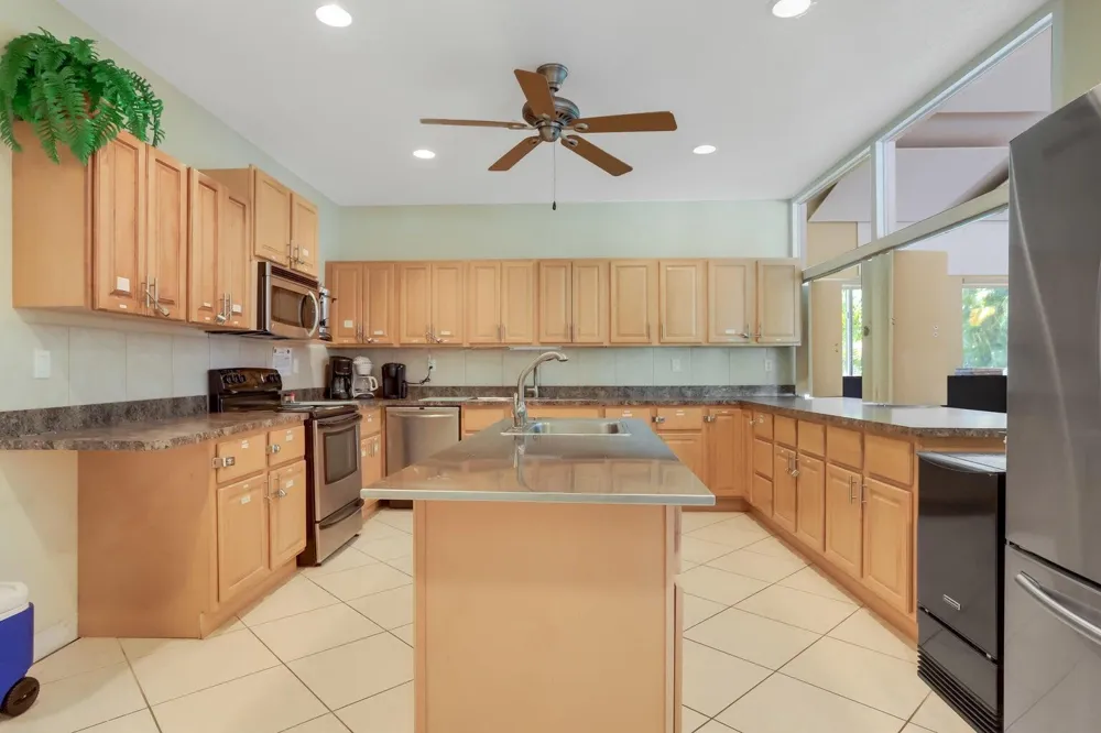 640 Snug Harbor Drive #F6 Boynton Beach, FL 33435