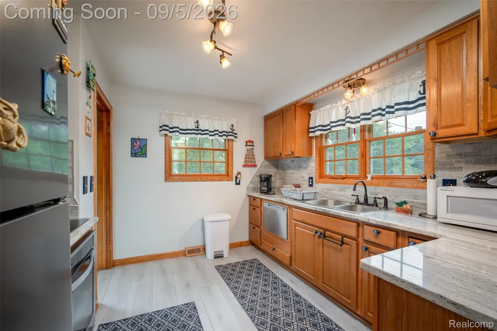 206 Coleman Drive Waterford Charter Township, MI 48328