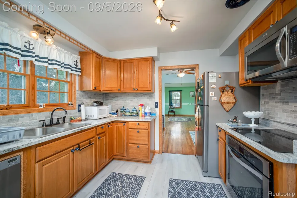 206 Coleman Drive Waterford Charter Township, MI 48328