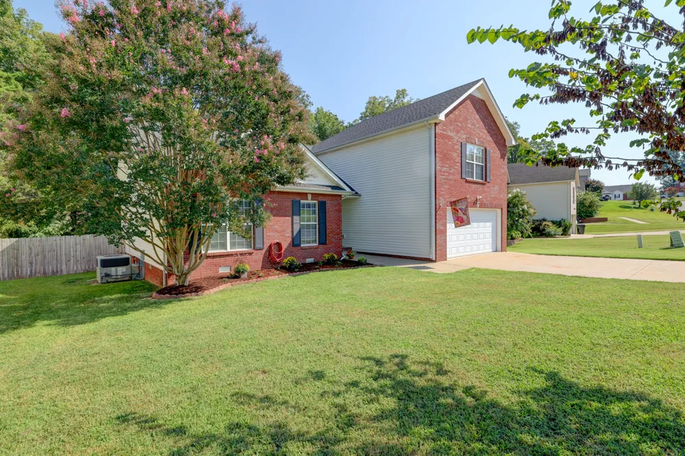 3141 Holly Pt Clarksville, TN 37043