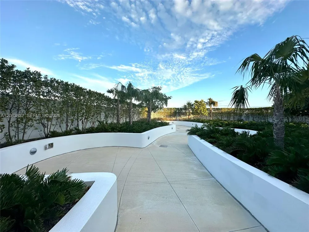 21290 Biscayne Blvd #302-303 Aventura, FL 33180