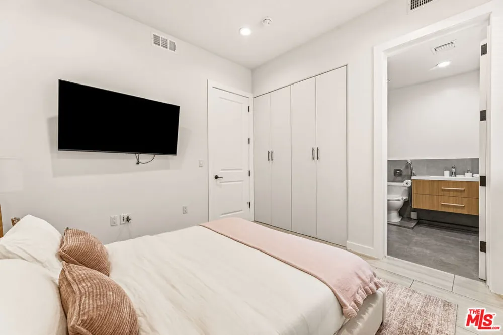 5017 Hesperia Avenue Encino, CA 91316