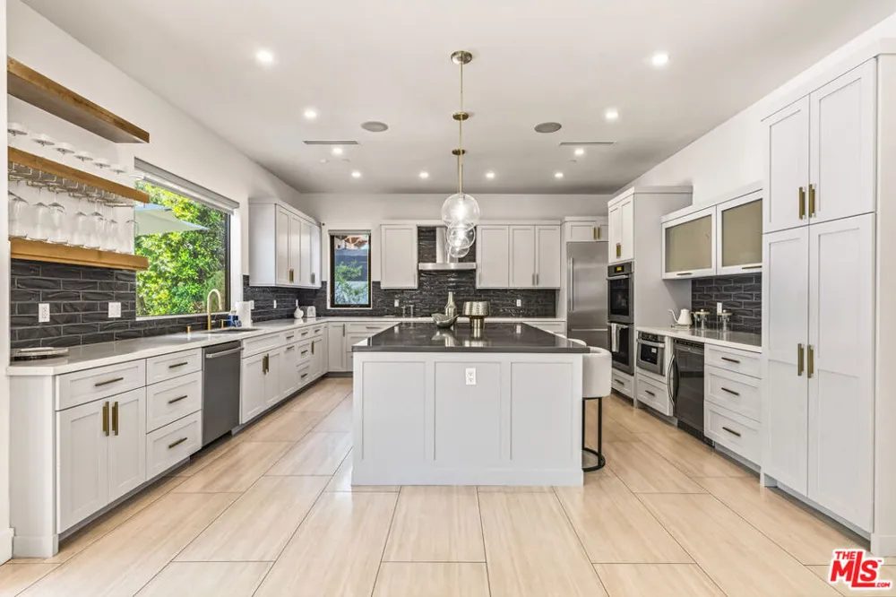 5017 Hesperia Avenue Encino, CA 91316