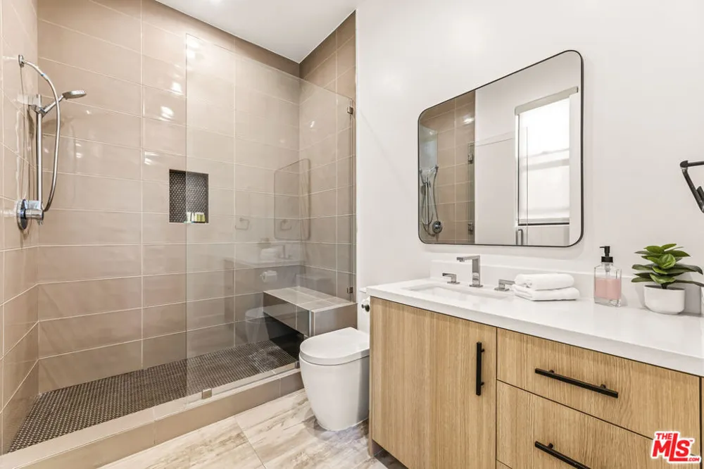 5017 Hesperia Avenue Encino, CA 91316