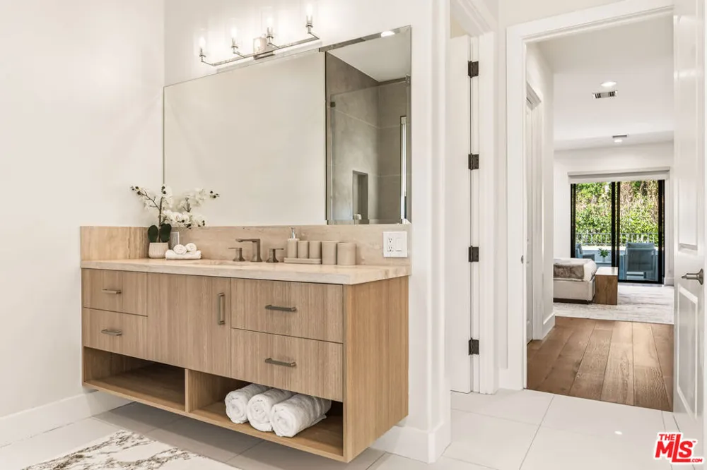 5017 Hesperia Avenue Encino, CA 91316