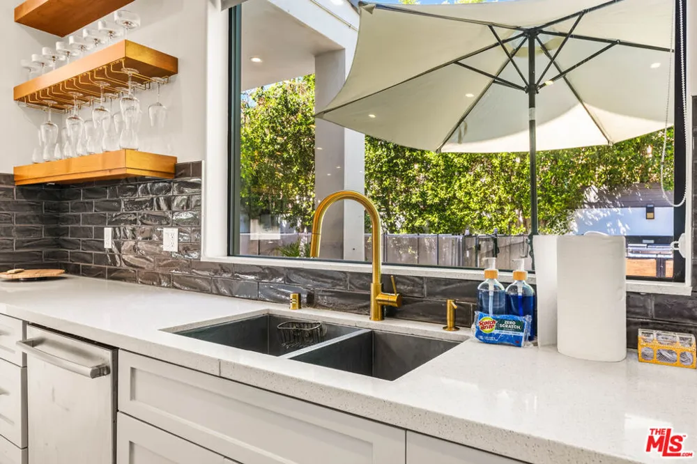 5017 Hesperia Avenue Encino, CA 91316
