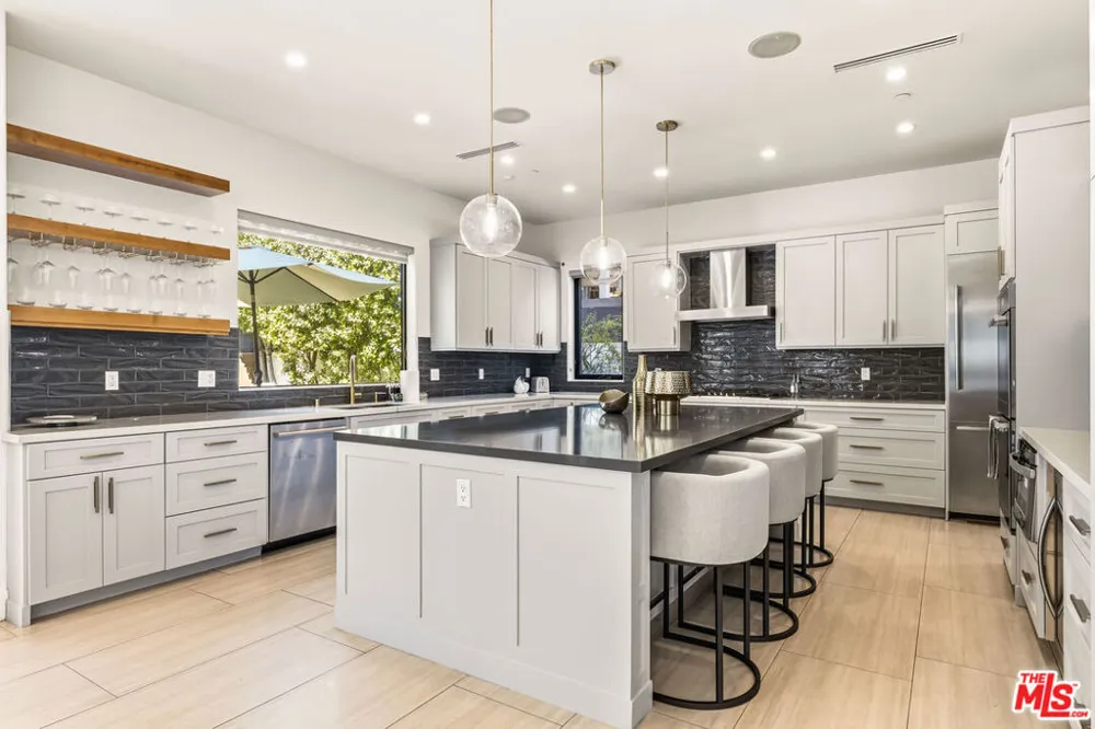 5017 Hesperia Avenue Encino, CA 91316