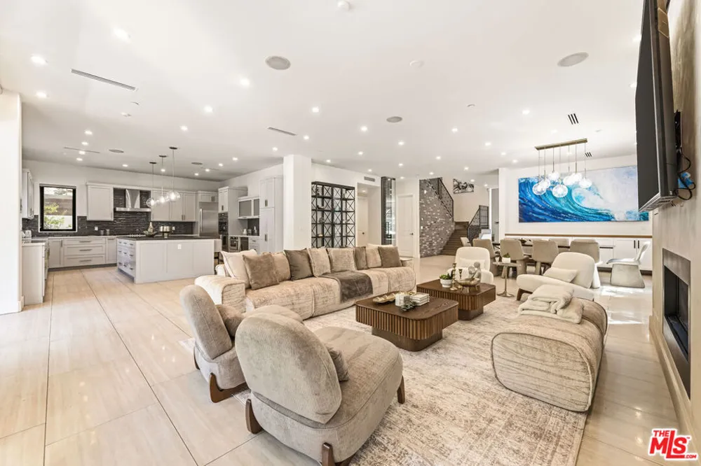 5017 Hesperia Avenue Encino, CA 91316