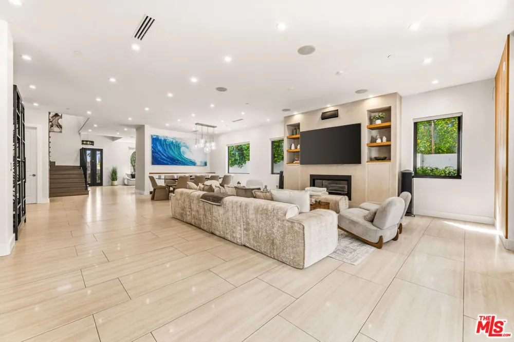5017 Hesperia Avenue Encino, CA 91316