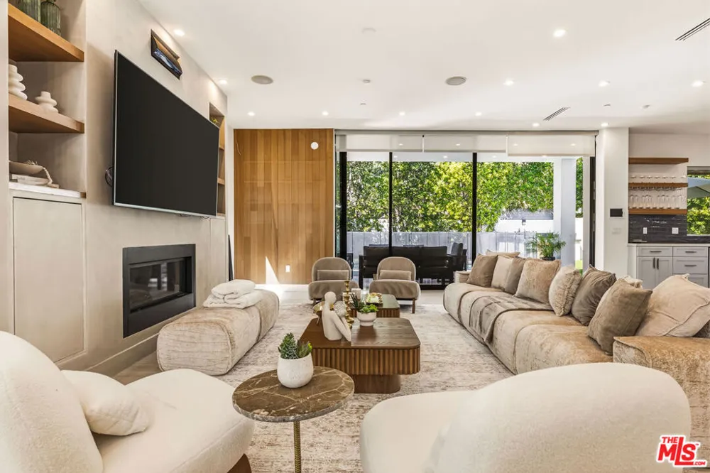 5017 Hesperia Avenue Encino, CA 91316