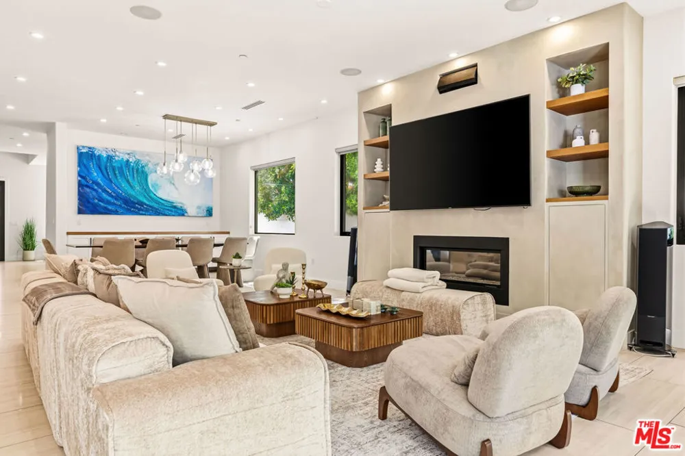 5017 Hesperia Avenue Encino, CA 91316